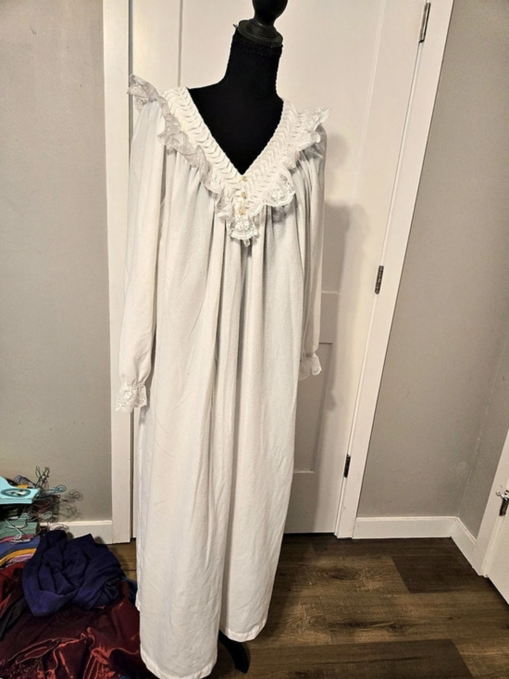 Vintage Komar USA White Fleece Lace Ruffle Victorian Nightgown Large
